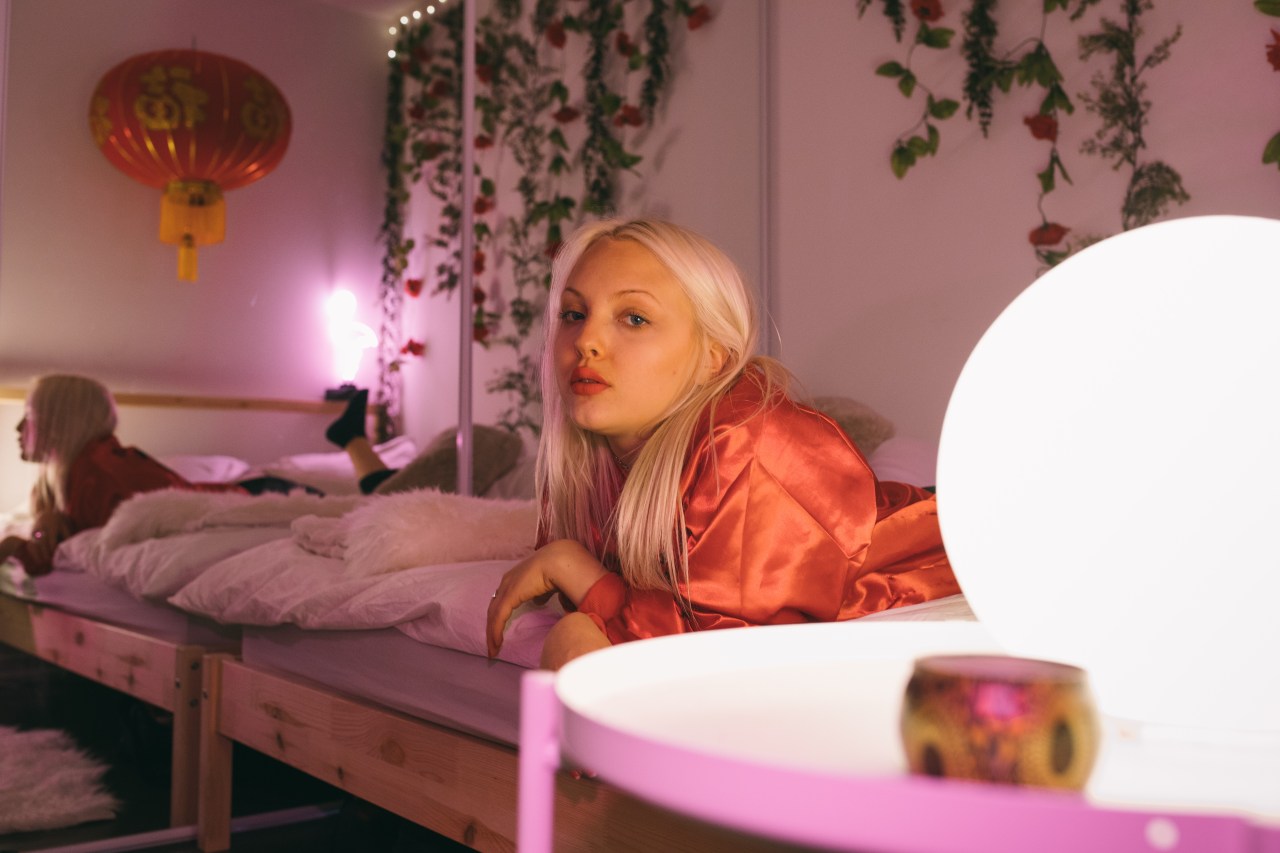 6 Signs She’s Emotionally Checking Out Of The Relationship
